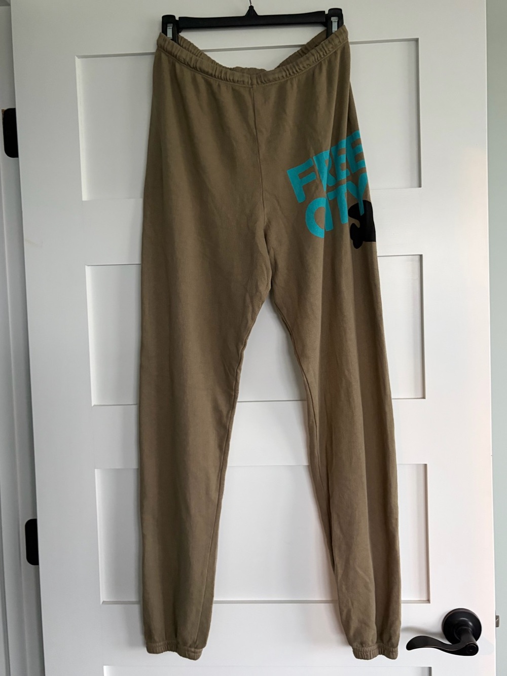 FREECITY Logo Sweatpant in Greendirt